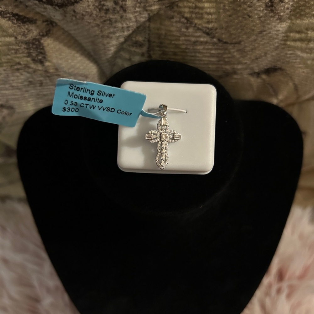 925 Sterling Silver Moissanite Cross Pendant - 0.53ctw